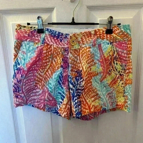 Lilly Pulitzer Pants - Lilly Pulitzer Callahan Shorts Size 0. 5” inseam Leaf Pattern, vibrant colorful